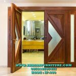 Pintu Utama Rumah Jendela Gendong